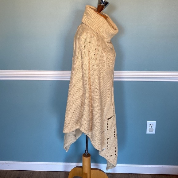 Bass Cable knit cream poncho. One size turtle neck. Fall autumn winter layers - Picture 4 of 7
